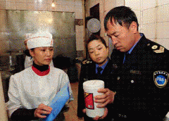 虽然现行食物平安法对食物添加剂的利用前提已